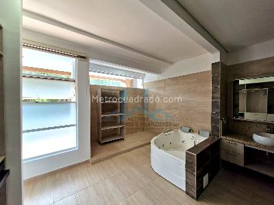 Casa de 4 alcobas en venta en Cn Los Angeles, Girardot, 239 m² · foto 11 de 20