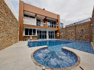 Casa de 4 alcobas en venta en Cn Los Angeles, Girardot, 239 m² · foto 2 de 20