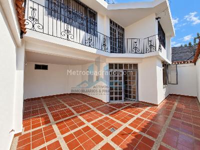Casa de 4 alcobas en venta en Br Rosablanca, Girardot, 220 m² · foto 2 de 18