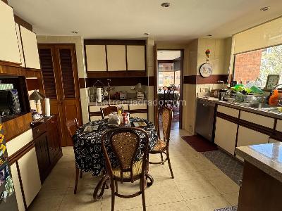 Apartamento de 3 alcobas en venta en Los Rosales, Bogotá, 220 m² · foto 9 de 15