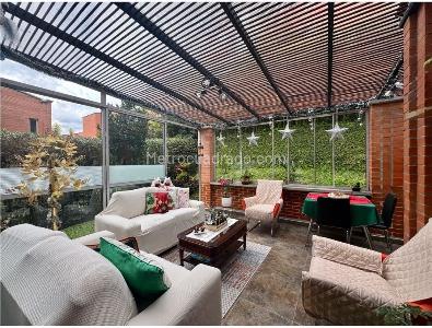 Casa de 3 alcobas en venta en Loma Benedictinos, Envigado, 220 m² · foto 2 de 20