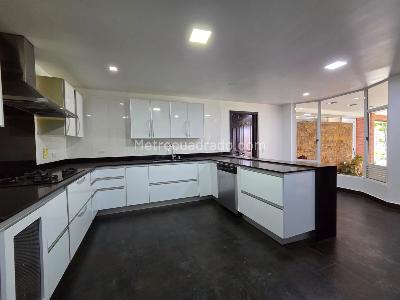 Casa de 5 alcobas en venta en El Poblado, Medellín, 700 m² · foto 4 de 10