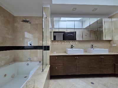Casa de 5 alcobas en venta en El Poblado, Medellín, 700 m² · foto 7 de 10
