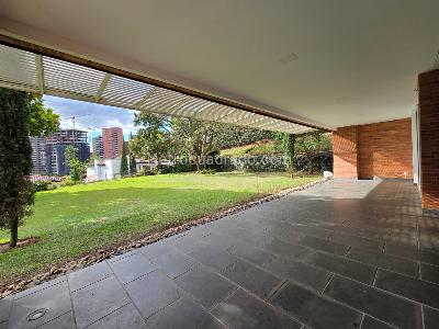 Casa de 5 alcobas en venta en El Poblado, Medellín, 700 m² · foto 9 de 10