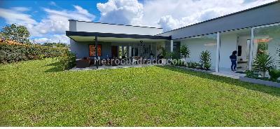 Casa de 3 alcobas en venta en Cabeceras, Rionegro, 1930 m² · foto 2 de 17
