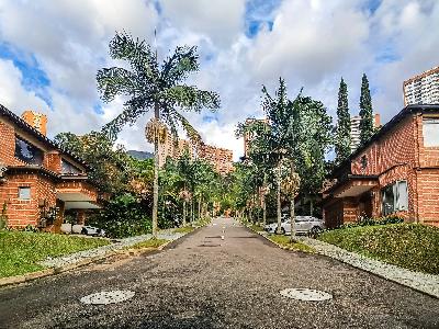 Casa de 4 alcobas en venta en El Poblado, Medellín, 440 m² · foto 2 de 18