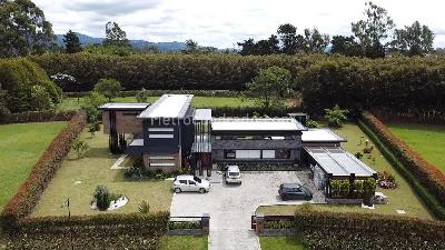 Casa de 4 alcobas en venta en Cabeceras, Rionegro, 570 m² · foto 2 de 17