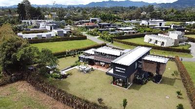 Casa de 4 alcobas en venta en Cabeceras, Rionegro, 570 m² · foto 3 de 17