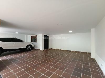 Casa de 3 alcobas en venta en La Doctora, Sabaneta, 323 m² · foto 10 de 18