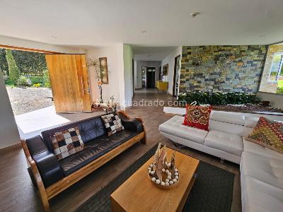 Casa de 4 alcobas en venta en Santa Elena, Medellín, 320 m² · foto 3 de 20