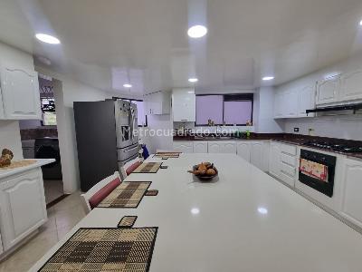 Apartamento de 3 alcobas en venta en Los Balsos, Medellín, 202 m² · foto 6 de 18