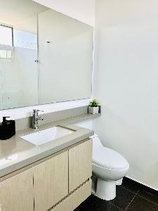Apartamento de 2 alcobas en venta en El Poblado, Medellín, 79 m² · foto 11 de 12