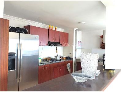 Apartamento de 2 alcobas en venta en Loma De Los Bernal, Medellín, 90 m² · foto 2 de 13