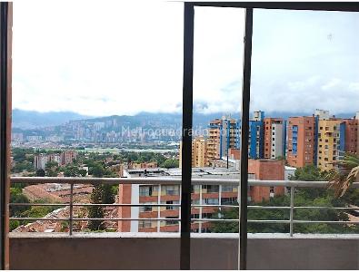 Apartamento de 2 alcobas en venta en Loma De Los Bernal, Medellín, 90 m² · foto 4 de 13