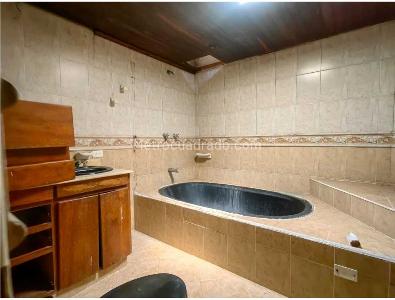 Casa de 5 alcobas en venta en Conquistadores, Medellín, 297 m² · foto 3 de 18