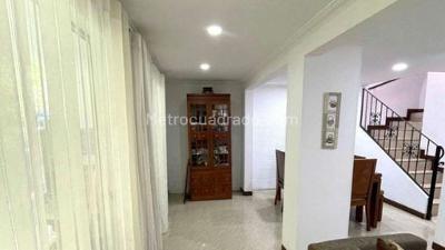 Casa de 3 alcobas en venta en Calasanz, Medellín, 130 m² · foto 2 de 6
