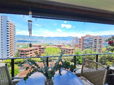 Apartamento de 3 alcobas en venta en Laureles, Medellín, 224 m² · foto 2 de 20