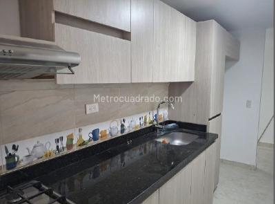 Apartamento de 3 alcobas en venta en Loma De Los Bernal, Medellín, 80 m² · foto 2 de 10