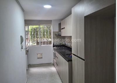 Apartamento de 3 alcobas en venta en Loma De Los Bernal, Medellín, 80 m² · foto 3 de 10
