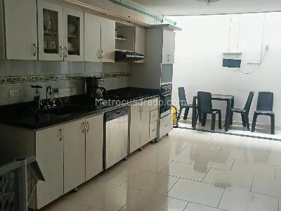 Casa de 5 alcobas en venta en La Floresta, Medellín, 427 m² · foto 3 de 20