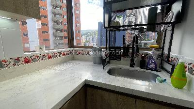 Apartamento de 3 alcobas en venta en Loma De Los Bernal, Medellín, 68 m² · foto 2 de 17