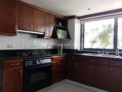 Apartamento de 3 alcobas en venta en Parque Poblado, Medellín, 214 m² · foto 3 de 20