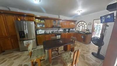 Casa de 5 alcobas en venta en Laureles, Medellín, 340 m² · foto 3 de 20