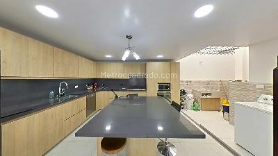 Casa de 4 alcobas en venta en Calasanz, Medellín, 276 m² · foto 2 de 20