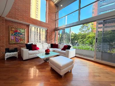 Apartamento de 2 alcobas en venta en El Tesoro El Poblado, Medellín, 138 m² · foto 2 de 18