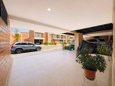 Casa de 4 alcobas en venta en San Antonio De Pereira, Rionegro, 225 m² · foto 3 de 20