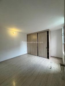 Apartamento en venta en Loma De Los Bernal, Medellín · foto 3 de 8