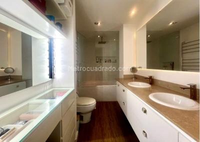 Apartamento de 3 alcobas en arriendo en El Poblado Cola Del Zorro, Medellín, 145 m² · foto 10 de 18