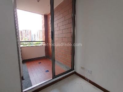 Apartamento de 3 alcobas en arriendo en Loma De Los Bernal, Medellín, 90 m² · foto 18 de 20