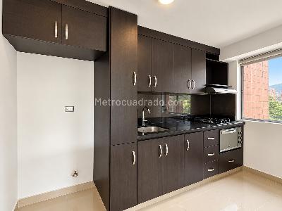 Apartamento de 3 alcobas en venta en Loma De Los Bernal, Medellín, 80 m² · foto 10 de 20