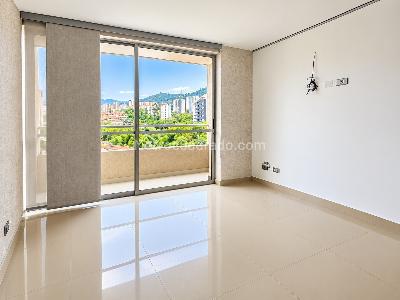 Apartamento de 3 alcobas en venta en Loma De Los Bernal, Medellín, 80 m² · foto 2 de 20