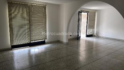 Casa de 4 alcobas en arriendo en Los Colores, Medellín, 295 m² · foto 3 de 8
