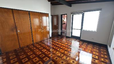Casa de 4 alcobas en arriendo en Los Colores, Medellín, 295 m² · foto 5 de 8