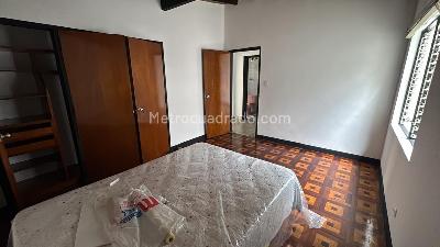 Casa de 4 alcobas en arriendo en Los Colores, Medellín, 295 m² · foto 7 de 8