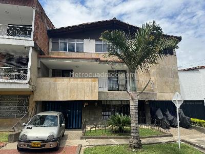 Casa de 4 alcobas en arriendo en Los Colores, Medellín, 295 m² · foto 8 de 8