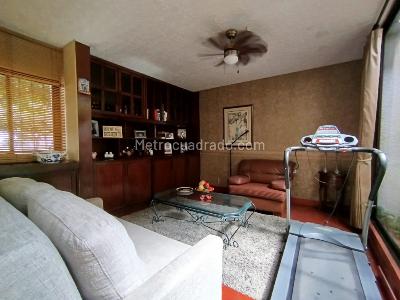 Casa de 5 alcobas en venta en Cristales, Cali, 475 m² · foto 2 de 20