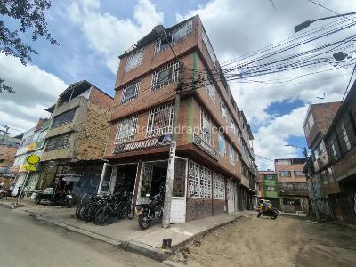 Casa de 5 alcobas en venta en Los Almendros, Bogotá, 295 m² · foto 2 de 20