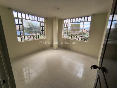 Casa de 5 alcobas en venta en Los Almendros, Bogotá, 295 m² · foto 16 de 20