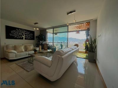 Apartamento de 3 alcobas en venta en Loma Del Escobero, Envigado, 111 m² · foto 2 de 18