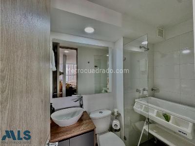 Apartamento de 2 alcobas en venta en Loma De Los Bernal, Medellín, 71 m² · foto 11 de 12