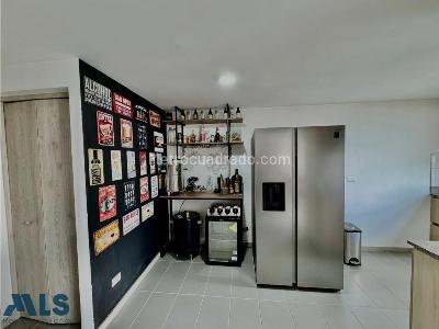 Apartamento de 2 alcobas en venta en Loma De Los Bernal, Medellín, 71 m² · foto 2 de 12