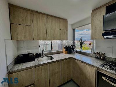 Apartamento de 2 alcobas en venta en Loma De Los Bernal, Medellín, 71 m² · foto 3 de 12