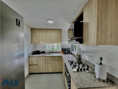 Apartamento de 2 alcobas en venta en Loma De Los Bernal, Medellín, 71 m² · foto 5 de 12
