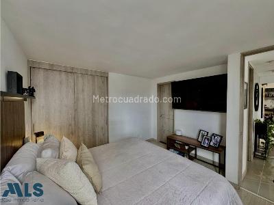 Apartamento de 2 alcobas en venta en Loma De Los Bernal, Medellín, 71 m² · foto 8 de 12