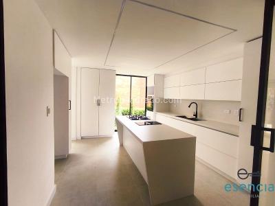 Casa de 4 alcobas en arriendo en El Poblado, Medellín, 350 m² · foto 2 de 20