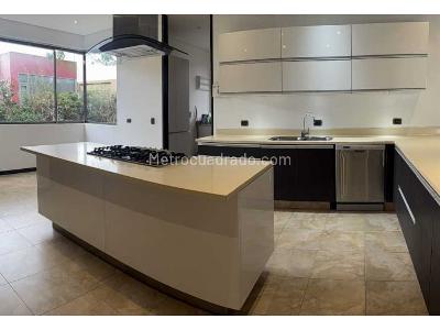 Casa de 4 alcobas en venta en Via Guaymaral, Chía, 909 m² · foto 2 de 20